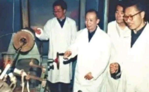 跨時(shí)代的飛躍：中國(guó)第1根光纖，是在一臺(tái)破舊機(jī)床上完成的